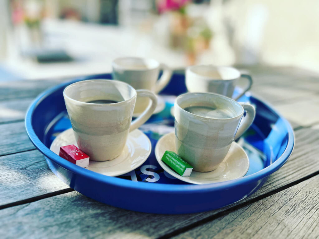 Tasses en poterie revêtement céramique